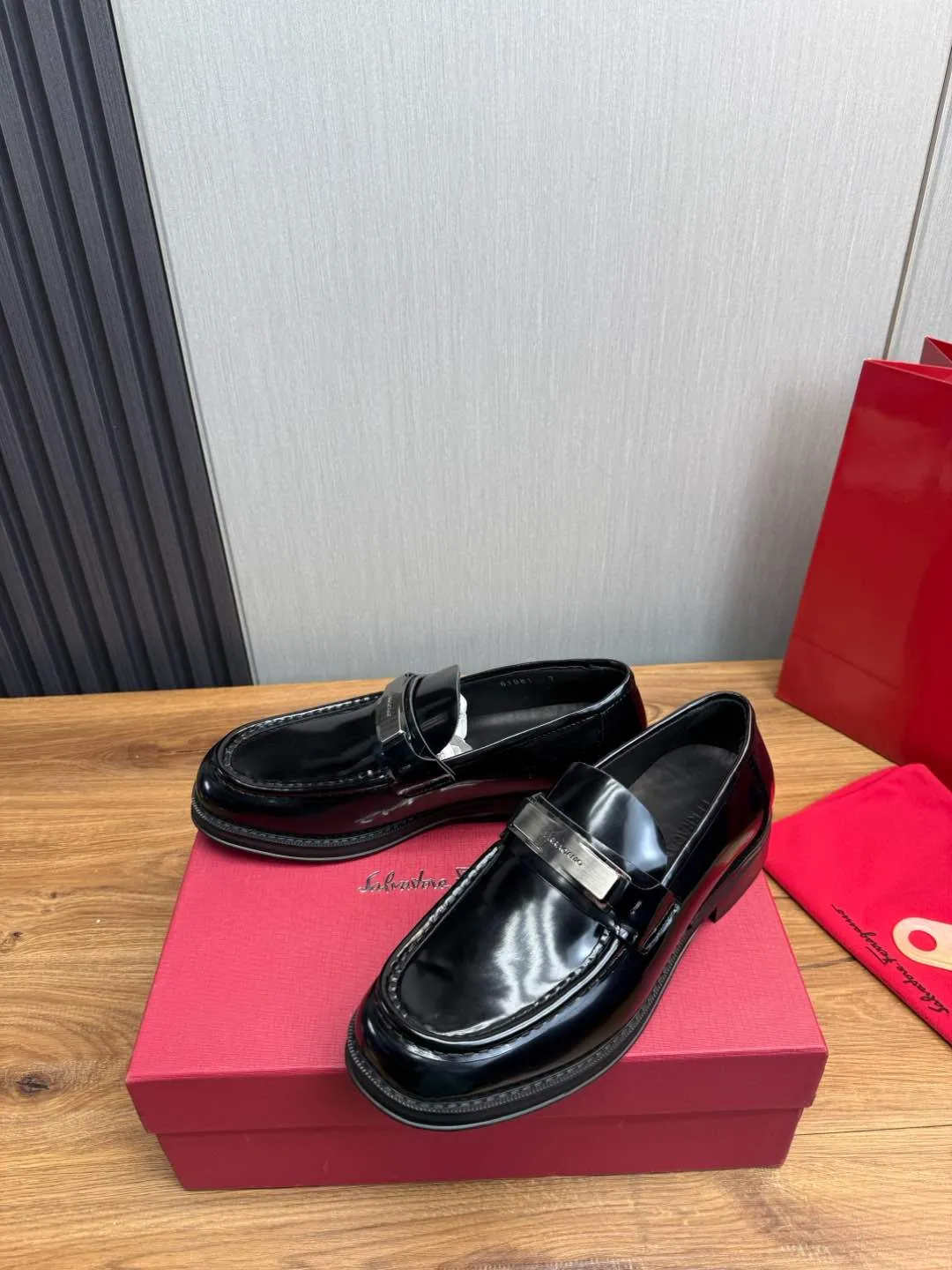 Men's shoes 💰880💰 Ferragamo. [Ferragamo] men's thick-soled loafers, the latest hot style, 1:1 original purchase quality, top quality, imported open-edge beaded cowhide leather on the upper, hand-made three-dimensional stitching highlights the round toe design, the inner foot pads are all imported cowhide, with original lightweight foam outsole, matching code 39-44, (38, 45 custom-made, non-refundable)